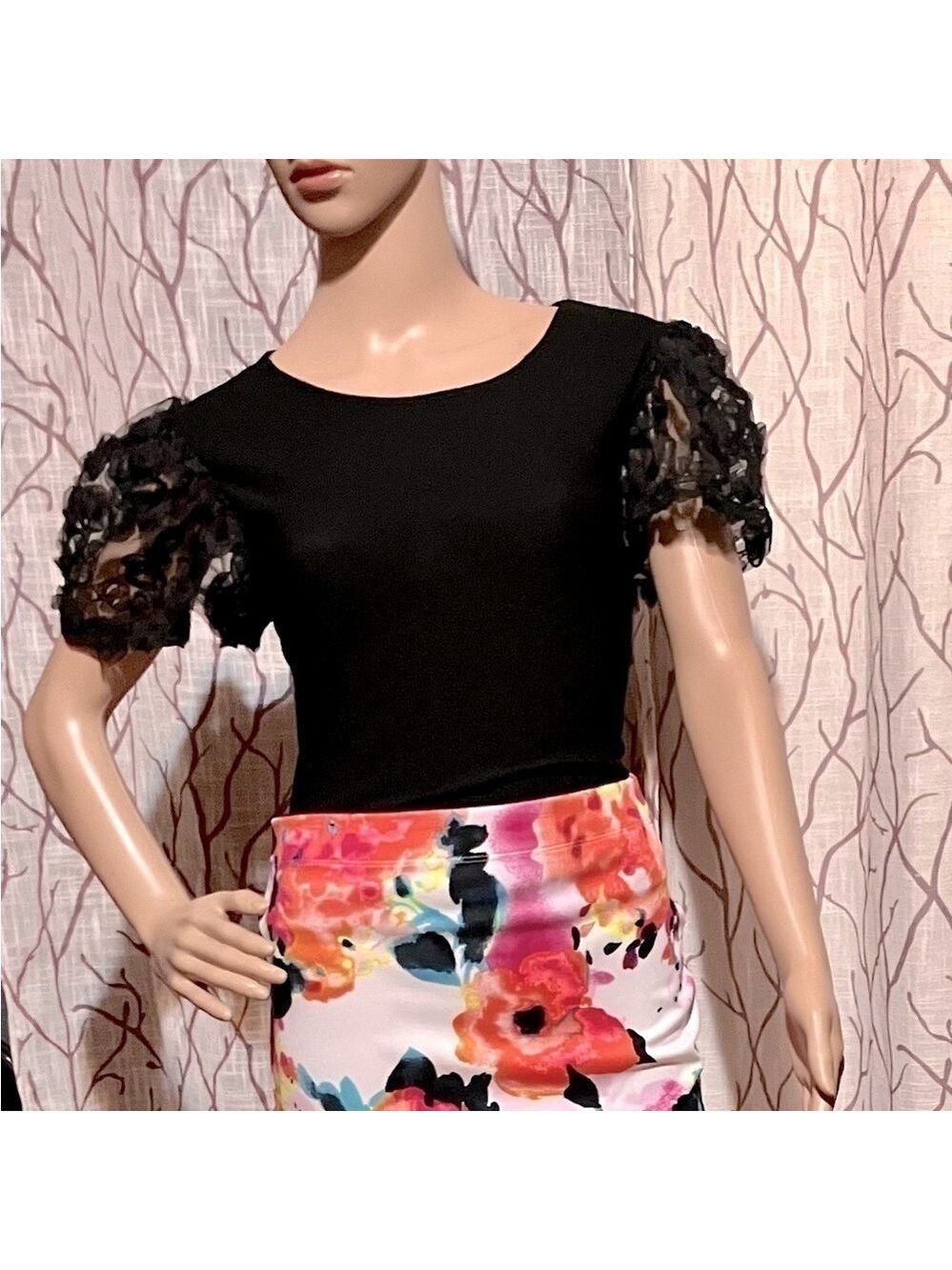 Beautiful shirt size med-elegant puffed sheer sleeves w/intricate floral detail - Picture 5 of 5